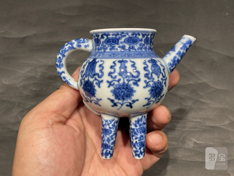 清中晚期 青花缠枝花卉八宝纹香壶（带木盖，木座） - 图4